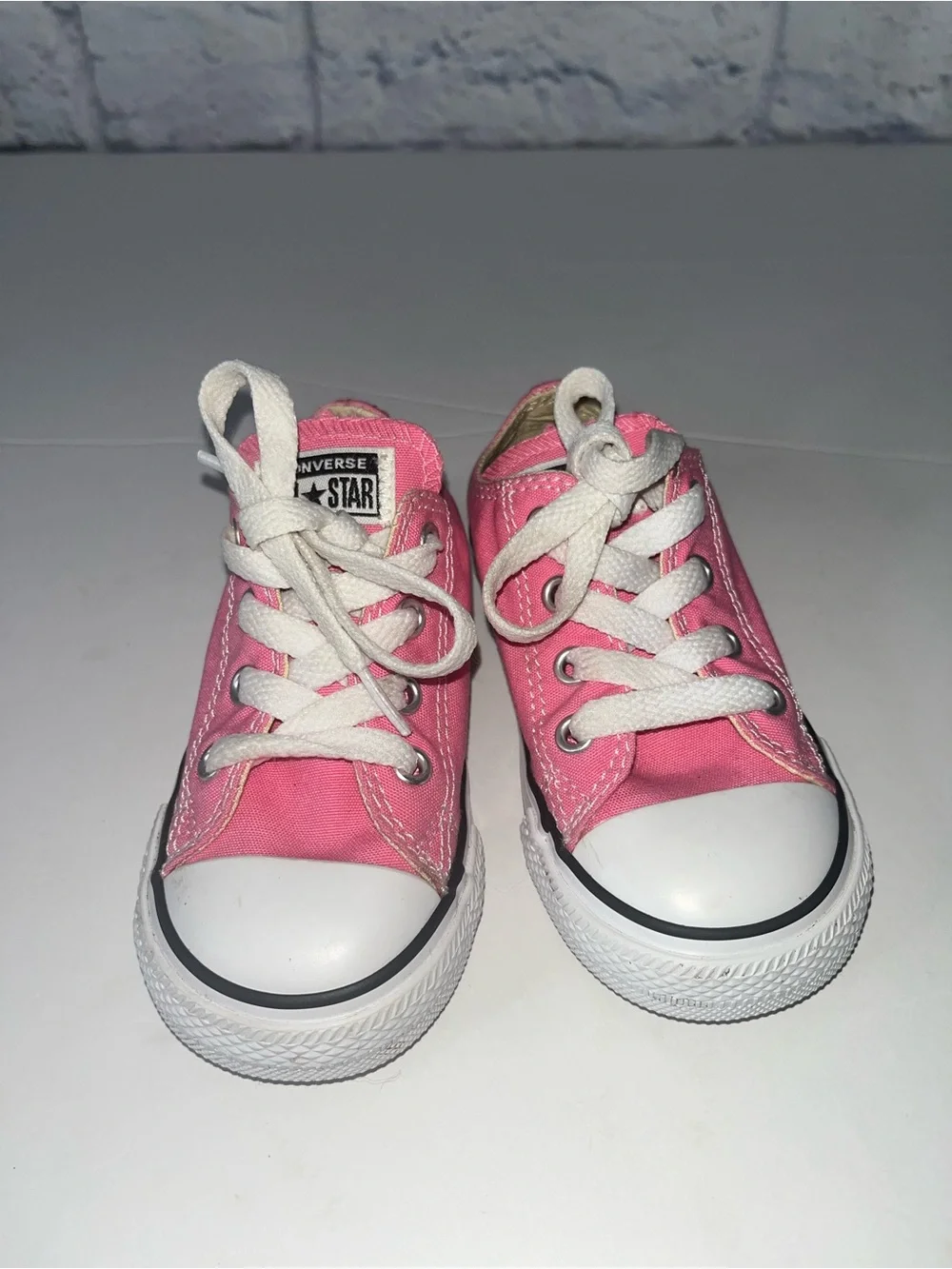 Girl size 6 Low-Top Canvas Sneakers - Classic Lace-Up Casual Shoe Pink Converse